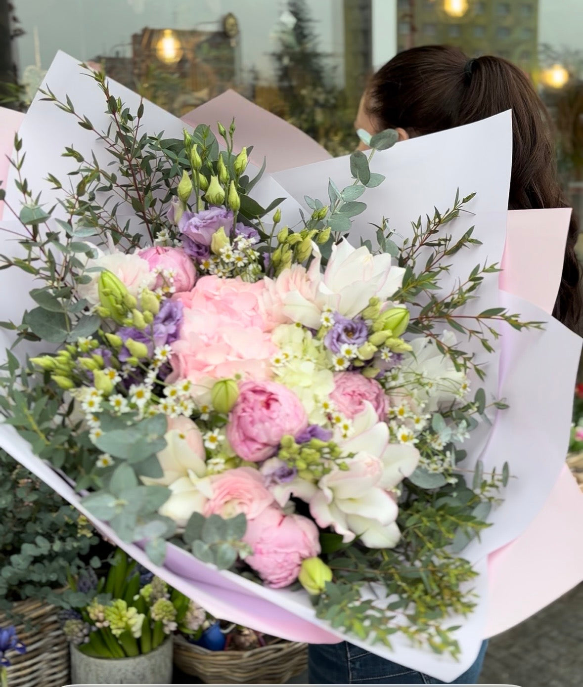 Luxusní kytice z plnokvětých lilií, pivoněk, ranunculusů