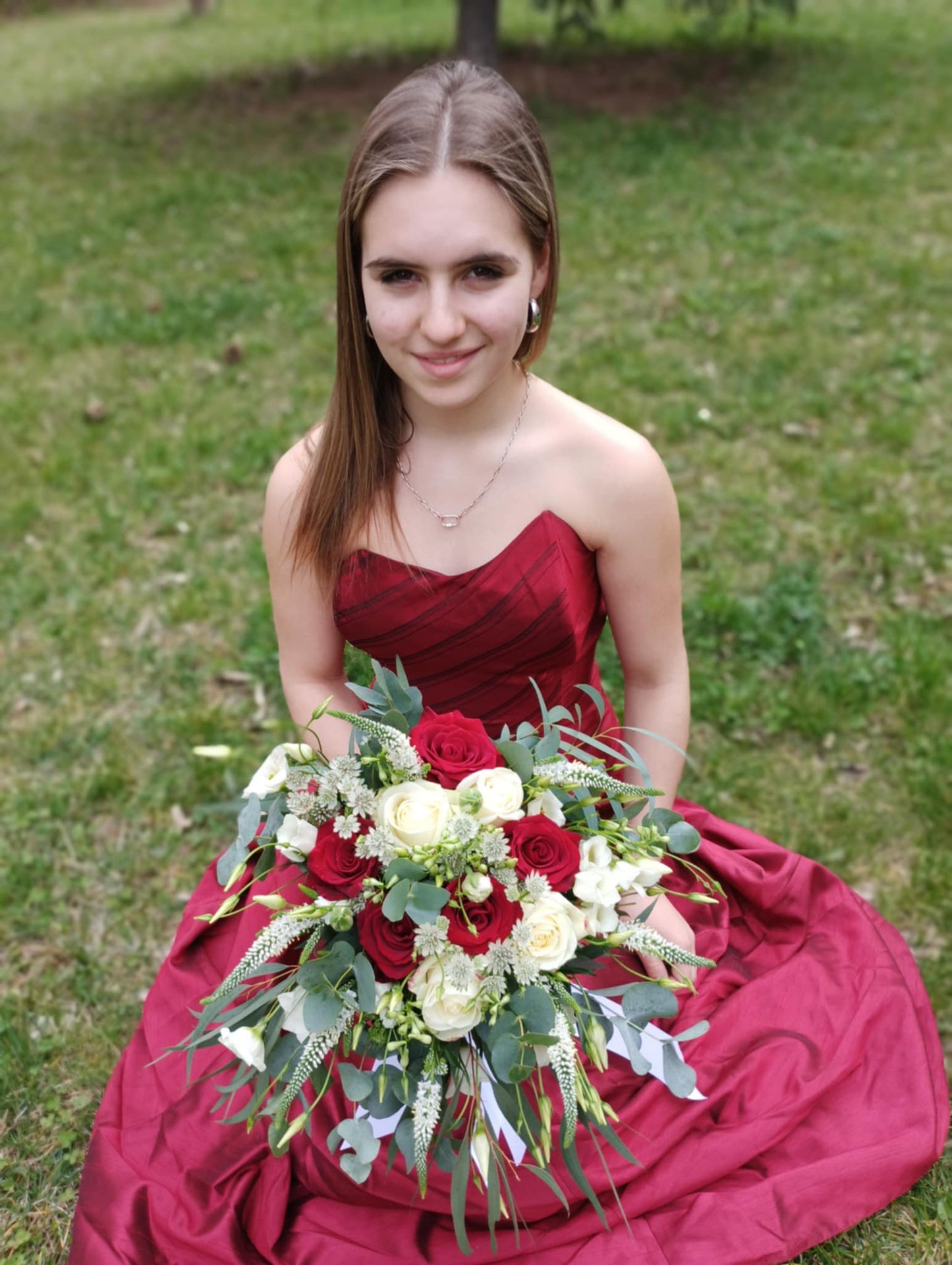 Svatební kytice Romance z červených a bílých růží
