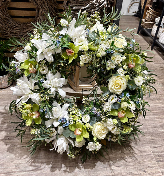 Smuteční věnec se stojánkem z bílých lilií, růží a orchidejí