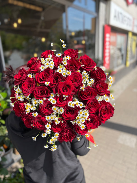 Kytice z luxusních rudých růží s heřmánkem