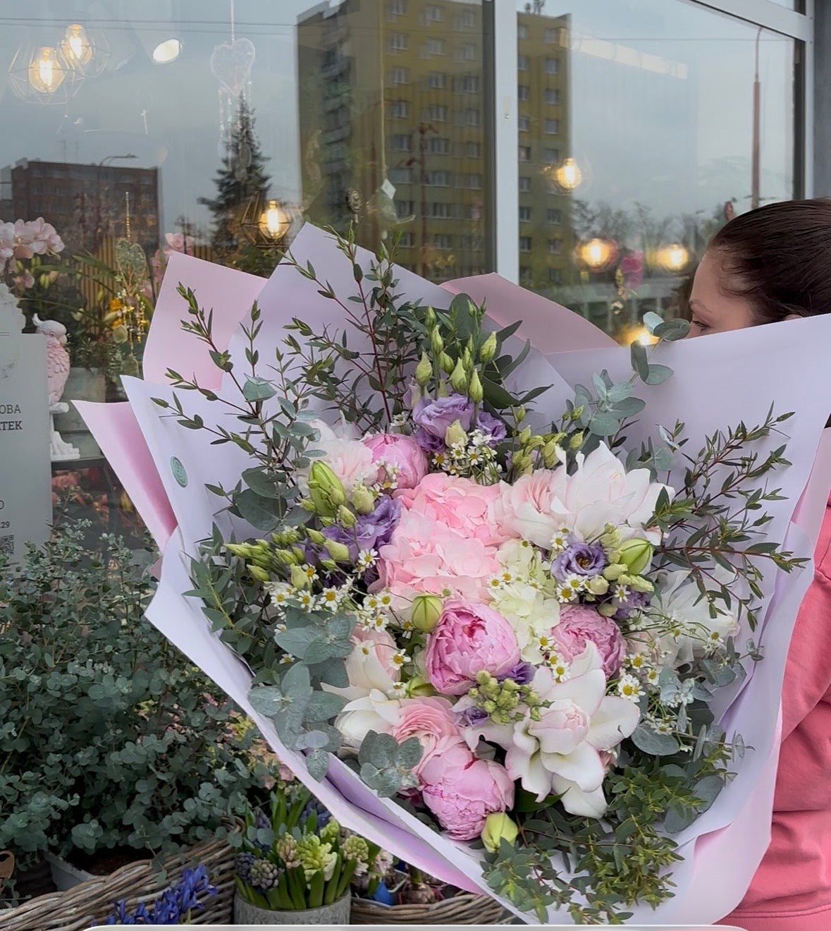 Luxusní kytice z plnokvětých lilií, pivoněk, ranunculusů