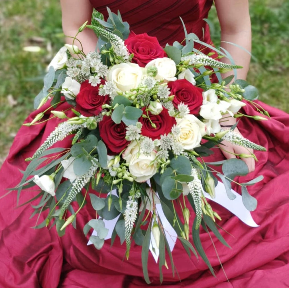 Svatební kytice Romance z červených a bílých růží