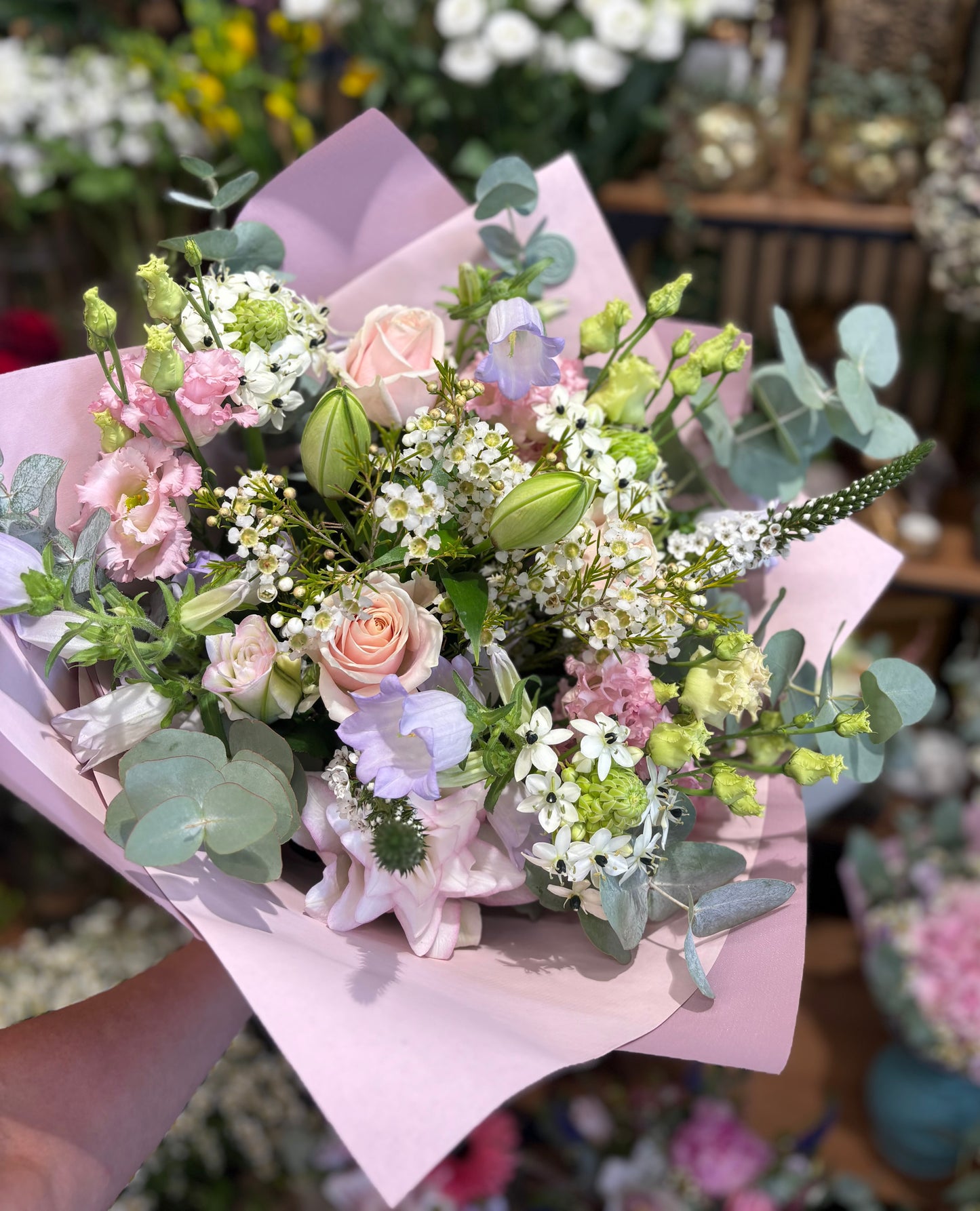 Kytice elegantní s lilií a růžemi