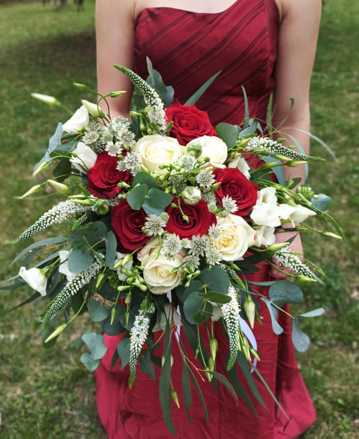 Svatební kytice Romance z červených a bílých růží