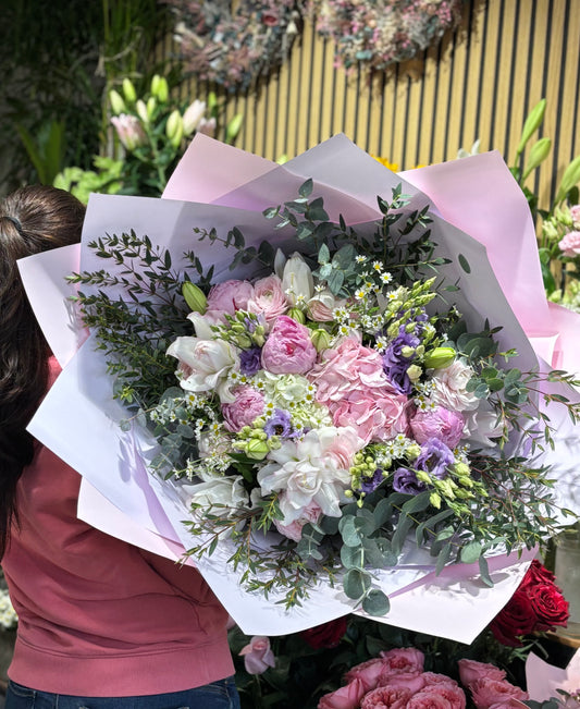 Luxusní kytice z plnokvětých lilií, pivoněk, ranunculusů