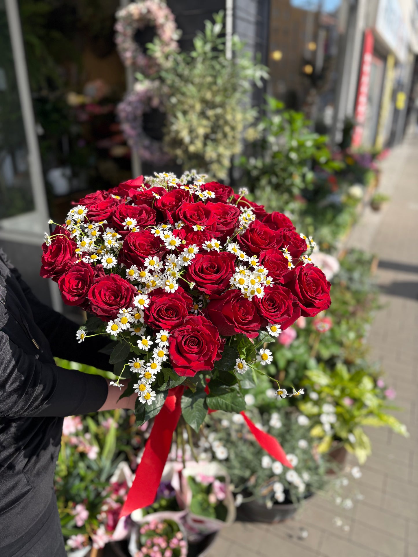 Kytice z luxusních rudých růží s heřmánkem