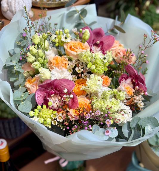Kytice trsových růží s orchideí
